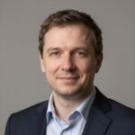 Портрет уверенного российского бизнесмена на нейтральном фоне для сайта по продвижению сайтов по геозапросам
